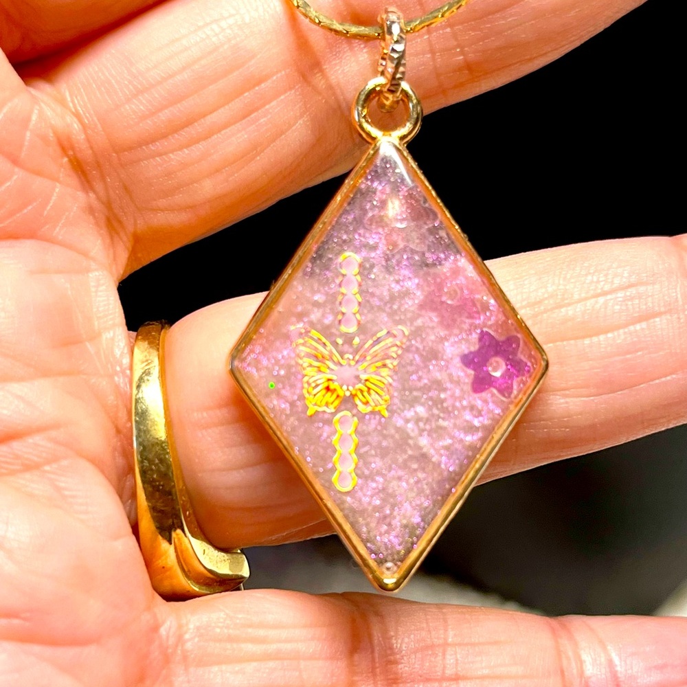 🌸💖cute handmade aurora Borealis and butterfly resin pendant with chain